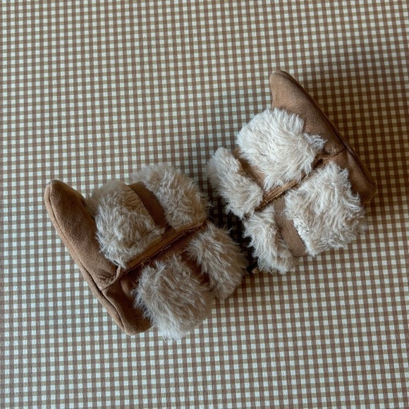 Faux Fur Pom Pom baby girl booties. Size 6-9 months - Picture 5 of 9
